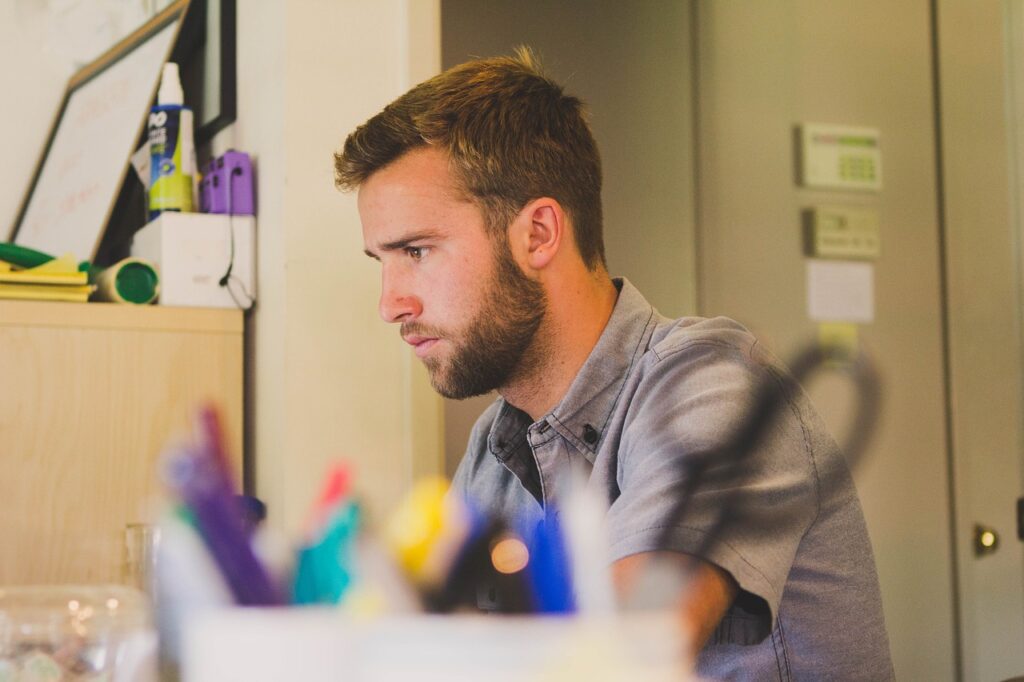 Un homme en pleine concentration en télétravail