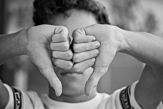 Pouce en bas pour signifier le refus du télétravail